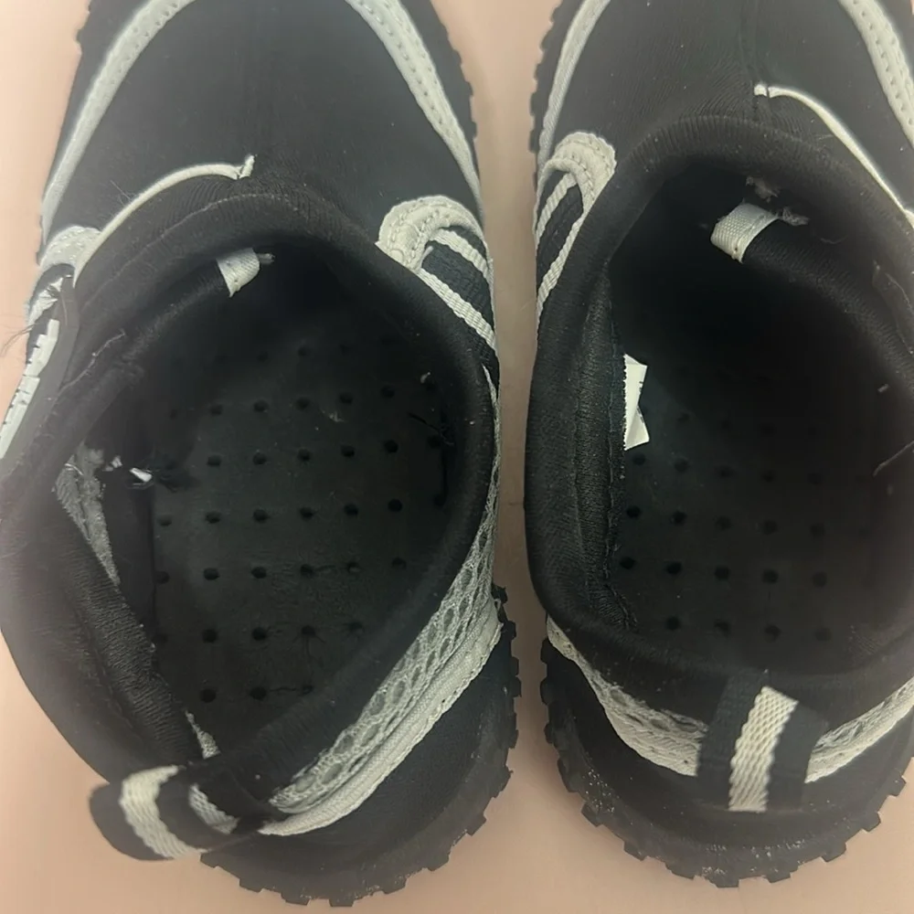 Unisex Kids Black and White Water Shoes SZ 12